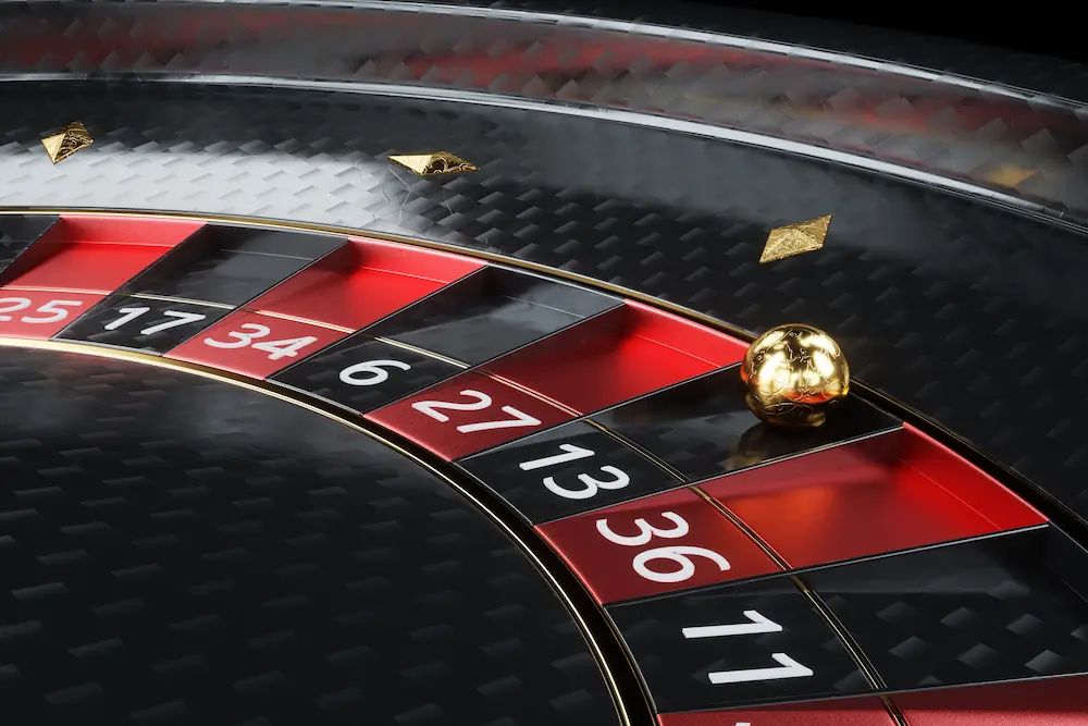 Ruleta de casino con números rojos y negros girando